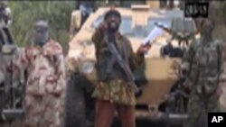 Abubakar Shekau, ao centro, é o líder do Boko Haram 