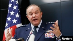 北約歐州盟軍最高司令部司令員布里德洛夫在基輔舉行的記者會上講話（2014年11月）
