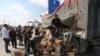 Palestinos saquean un camión con ayuda humanitaria cerca del cruce fronterizo de Rafah en la Franja de Gaza el jueves 2 de noviembre de 2023.