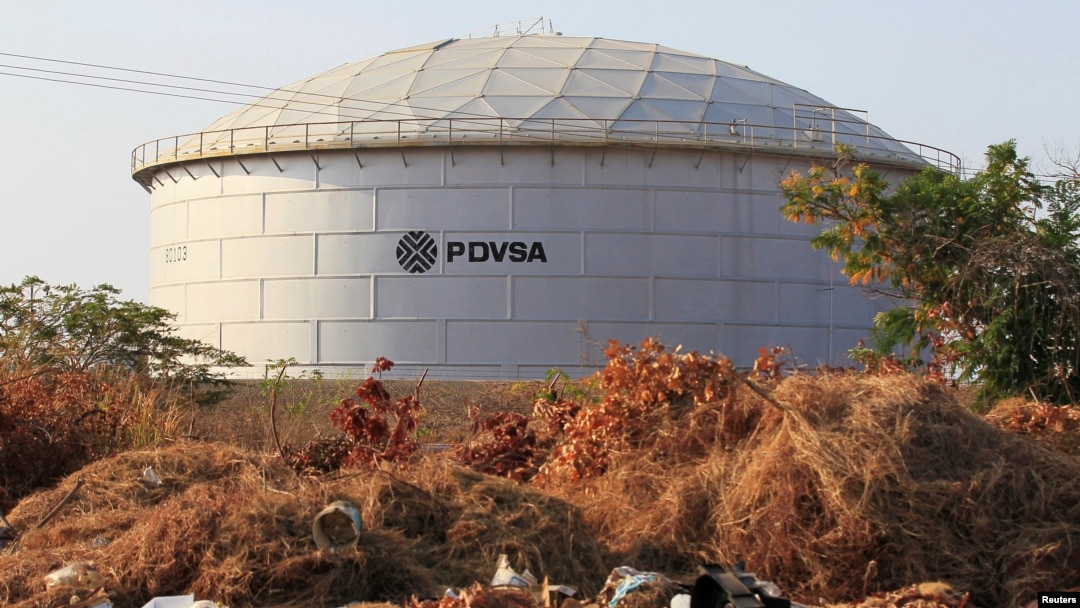 El logo de la petrolera estatal PDVSA se ve en un tanque en una instalación petrolera en Lagunillas, Venezuela, el 29 de enero de 2019.