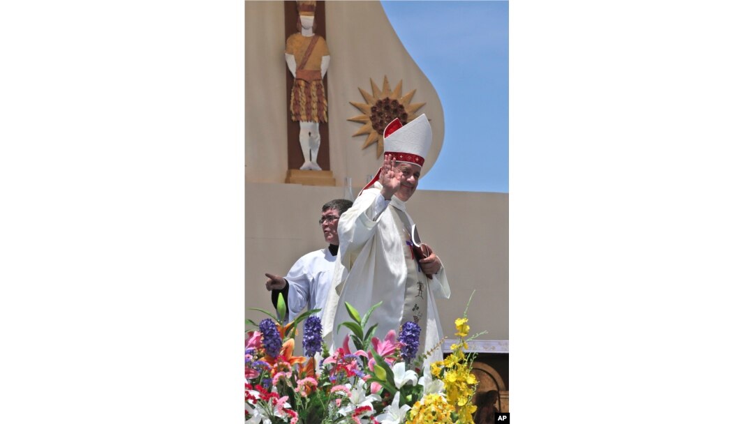 El obispo de Osornos, Chile, Juan Barros, sonríe al dejar el altar luego de la misa celebrada por el papa Francisco en Playa Lobito, Iquique. Enero 18 de 2018.