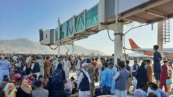 هزاران شهروند افغانستان از بیم گروه طالبان تلاش دارند تا از کشور شان خارج شوند