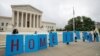 Estudiantes beneficiario del programa de Acción Diferida para los Llegados en la Infancia (DACA) se reúnen frente a la Corte Suprema, en Washington DC, el 18 de junio de 2020.
