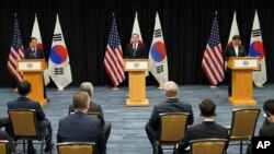 美国国务卿布林肯、日本外务大臣林芳正和韩国外长郑义溶在夏威夷檀香山举行联合记者会（2022年2月12日）