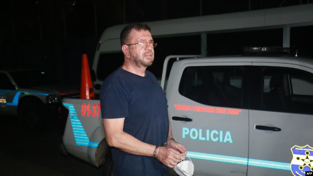 Esta fotografía, distribuida por la oficina de prensa del Fiscal General de El Salvador, muestra al exministro de Defensa David Munguia Payés, esposado después de que la Oficina del Fiscal General (FGR) ordenó su captura.