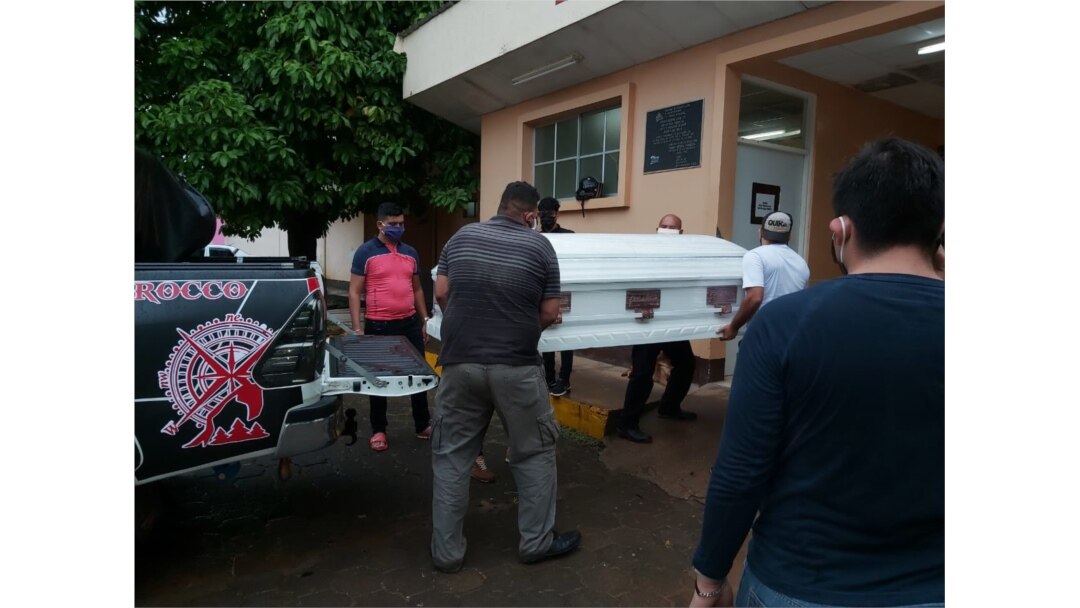 Momento en que retiran el cuerpo del periodista de Nicaragua Sergio León Correa.[Cortesía]
