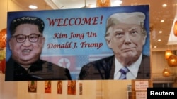 베트남 하노이의 한 한국식당에 2차 미북 정상회담을 환영하는 배너가 걸려 있다.