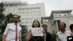 被拘押的律師王全璋的妻子李文足等人在天津第二中級人民法院門前抗議（2016年8月1日）