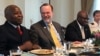 Sous-secrétaire d’Etat ya ekolo ya Amerika mpo na mambi ya Afrika, Peter Tibor Nagy, na kati kati, na directeur de cabinet ya président Félix Tshiskedi, (gauche), na Kinshasa, RDC, 14 mars 2019. (Twitter/Ambassade des Etats-Unis à Kinshasa