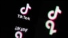 ARCHIVO -Esta fotografía tomada en Mulhouse, este de Francia, el 19 de octubre de 2023, muestra el logotipo de la aplicación para compartir videos en redes sociales Tik Tok reflejado en espejos.