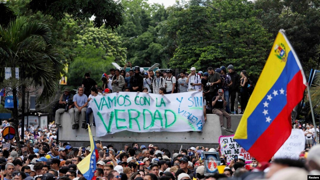 Manifestantes protestan contra los resultados electorales que otorgaron al presidente de Venezuela, Nicolás Maduro, un tercer mandato, en Caracas, Venezuela, el 30 de julio de 2024.