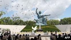 資料照：日本長崎民眾在和平公園里和平祈願像前紀念原子彈爆炸75週年。 （2021年8月9日） 