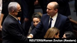 Opozitari Benjamin Netanyahu dhe Kryeministri Naftali Bennett shtrëngojnë duart pas miratimit të qeverisë së re