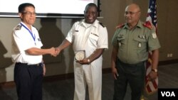 Militares americanos da Cutlass Express com autoridade moçambicana, após fim do exercício em Cabo Delgado