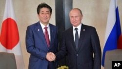 동남아시아국가연합(ASEAN) 정상회의 참석차 싱가포르를 방문한 아베 신조 일본 총리와 블라디미르 푸틴 러시아 대통령이 14일 별도 회담을 가지고 평화조약 체결을 가속하기로 합의했다. 