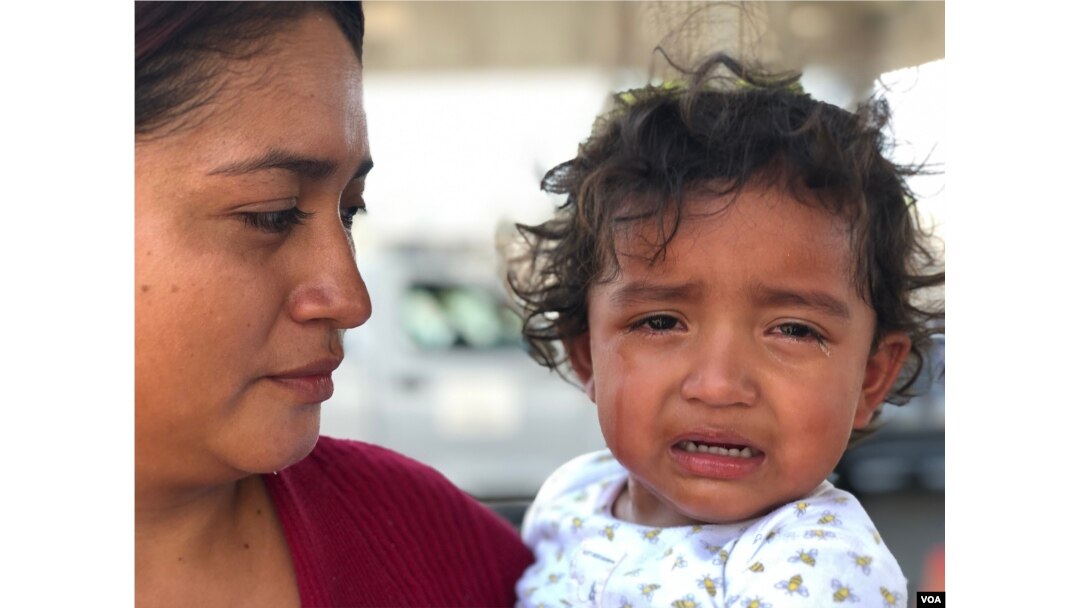 Imágenes: Familias esperan en frontera con México, tras ser detenidas por autoridades de EE.UU.