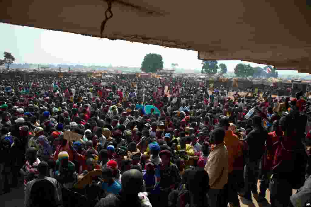 Deslocados esperam comida e mantimentos num ponto de distribuição montado num campo de refugiados no Aeroporto de Mpoko em Bangui, Jan. 7, 2014.