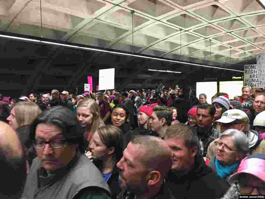 Jama'a Da Dama Sun Taru A Birnin Washington DC Wajen Zanga Zangar Mata