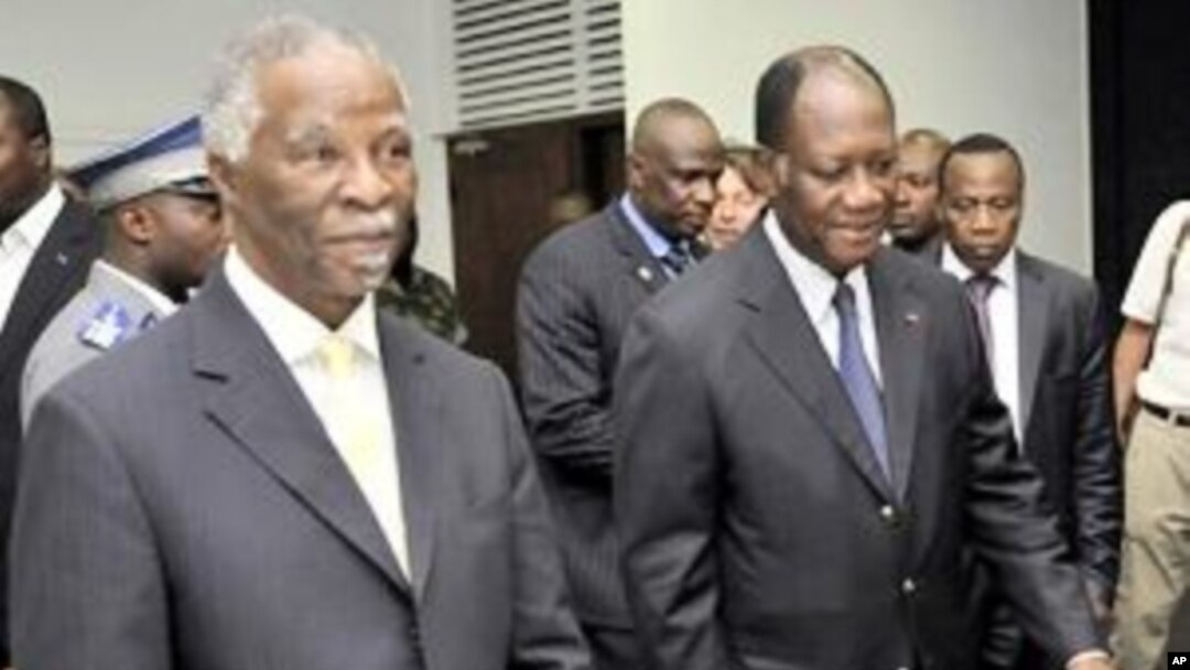 Former South African president Thabo Mbeki (l) meets with presidential election candidate Alassane Ouattara (r) during their meeting in Abidjan, 05 Dec 2010