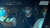 홍콩 '빈과일보' 논설위원 펑와이쿵 씨가 27일 영국으로 출국하기 위해 공항을 찾았다가 경찰에 체포됐다. TVB 화면 캡쳐.