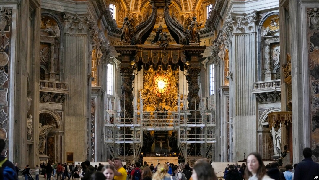 ARCHIVO - Un andamio rodea un baldaquino de bronce del siglo XVII realizado por Giovan Lorenzo Bernini que cubre el Altar de la Confesión papal, en la Basílica de San Pedro, en el Vaticano, el miércoles 21 de febrero de 2024