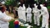 利比里亞，塞拉利昂等地區志願者在村落正預備處理因伊波拉死亡屍體。(8月2日資料照片)