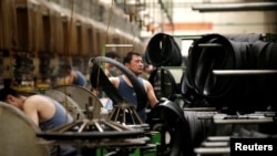 中国十月份进出口都出现利好。图为中国河北邢台万达轮胎公司的工人正在生产出口美日的汽车轮胎生产线上工作。(路透社2019年5月21日资料照)