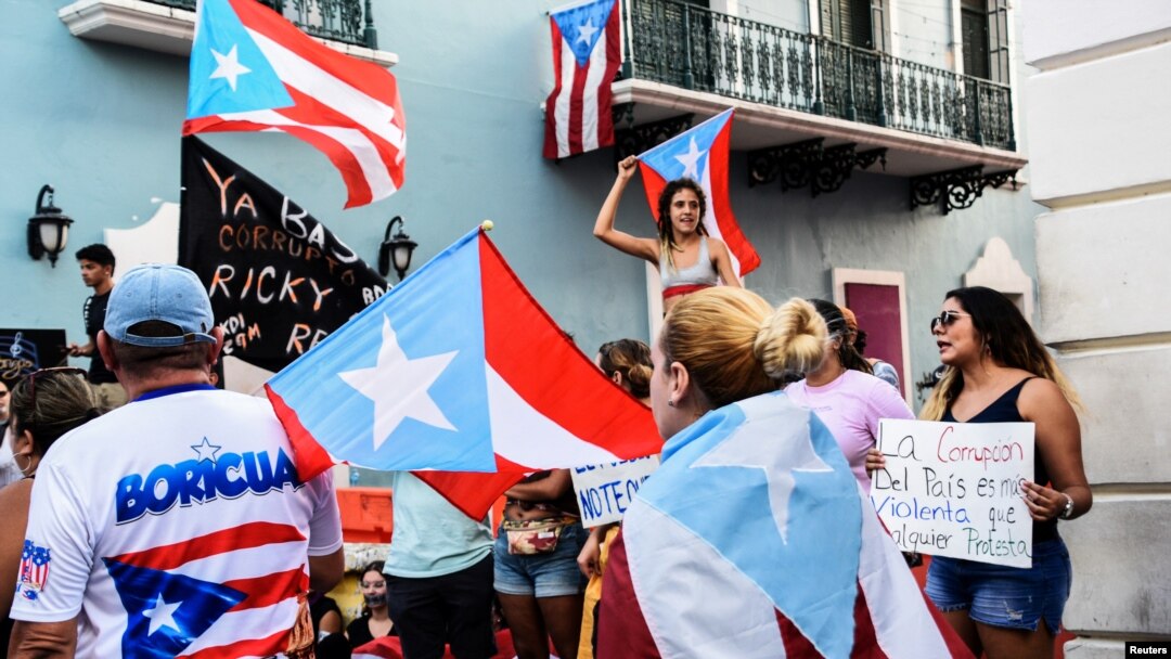 En San Juan, capital de la isla, miles de manifestantes también marcharon este lunes a la residencia del gobernador por tercer día para exigir su renuncia de Ricardo Rosselló.