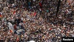 Os líderes da oposição venezuelana fazem uma marcha durante as disputadas eleições presidenciais, em Caracas