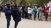 Polícia patrulha durante um teste em massa de Covid-19 levado a cabo por taxistas. 31 agosto, 2020.