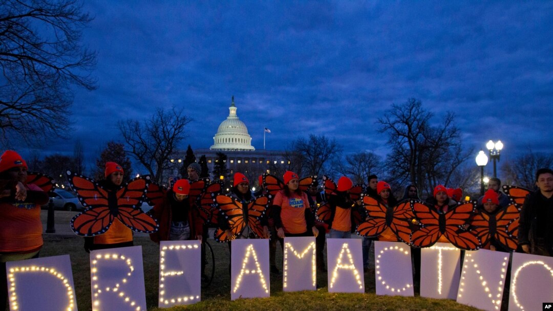 En la imagen de archivo "dreamers"se manifiestan en apoyo de la Acción Diferida para los Llegados en la Infancia (DACA) frente al Capitolio.