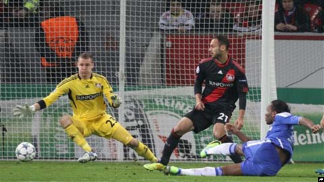 Didier Drogba na kungiyar Chelsea a lokacin da ya jefa kwallon farko cikin ragar Leverkusen ta Jamus a wasan Champions League na rukunin E da aka yi ranar laraba 23 Nuwamba, 2011 a tsakanin Bayer Leverkusen da Chelsea FC a kasar Jamus.