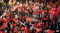 Apoiantes do Partido Republicano do Povo celebrando vitória do candidato ao município de Istambul, Ekrem Imamoglu, 31 março 2024