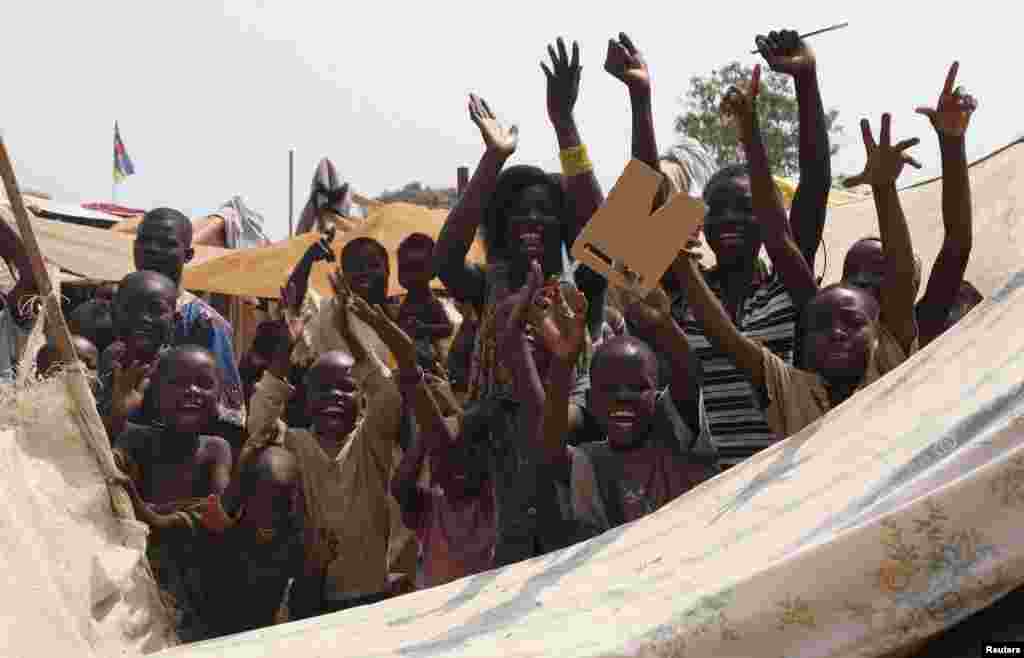 Crianças celebram a resignação do Presidente interino da República Centro Africana Michel Djotodia no distritode Lakouenga. Jan 10, 2014. Djotodia e o seu primeiro-ministro resignaram-se, de acordo com o comunicado enviado após a cimeira de dois no Chad.