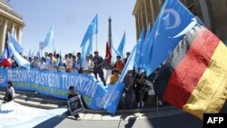 2010年7月4日，在法國流亡的維吾爾人在巴黎集會示威