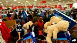 Las tiendas como Target, Wal Mart y Macy;s abrieron sus tiendas desde el mismo jueves, día en que se celebra el Día de Acción de Gracias.