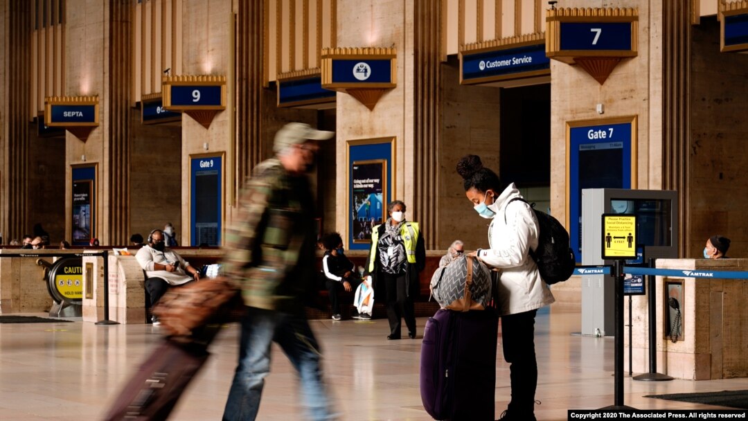  Los viajeros atraviesan la estación de la calle 30 antes del feriado de Acción de Gracias, el viernes 20 de noviembre de 2020, en Filadelfia, Pensilvania, EE.UU.
