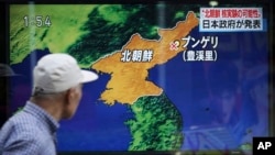 2017年9月3日，東京，一名男子走過正在播送朝鮮核試驗新聞的電視顯示屏。