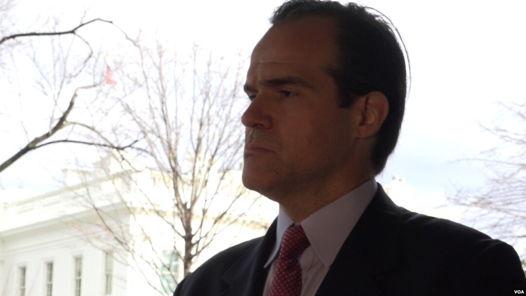 Mauricio Claver-Carone, director principal de Asuntos del Hemisferio Occidental en el Consejo de Seguridad Nacional, y asesor presidencial del gobierno estadounidense, en entrevista con la Voz de América​.