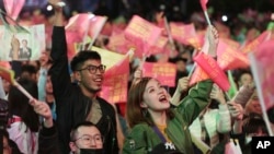 今年年初，台湾总统蔡英文的支持者庆祝她胜选连任。（美联社2020年1月11资料照）