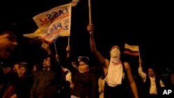 Los partidarios del candidato presidencial Guillermo Lasso protestan, rechazando los resultados de las elecciones del domingo, en Quito, Ecuador, el miércoles 5 de abril de 2017. Lasso dice que su campaña detectó irregularidades en casi 2.000 mesas de votación en las que su oponente ganó el desempate presidencial.