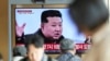 Una pantalla de televisión muestra una imagen del líder norcoreano Kim Jong Un durante un programa de noticias en la estación de tren de Seúl, en Seúl, Corea del Sur, el 31 de octubre de 2024.