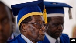 Robert Mugabe depois de três dias de ter sido detido por militares apareceu numa cerimónia de formatura universitária
