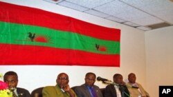 Dirigentes históricos da UNITA, numa conferência de Imprensa em Luanda, pressionam o líder do partido, Isaías Samakuva, a dar passos para a marcação de um Congresso. Da esquerda para a direita estão Abel Chivukuvuku, Samuel Chiwale, Paulo Lukamba Gato, Jo