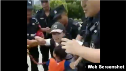 據信帶著孩子的P2P受害人王倩遭警察驅趕(推特視頻截圖)