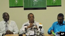 Justino Pinto de Andrade durante conferência de imprensa em Luanda