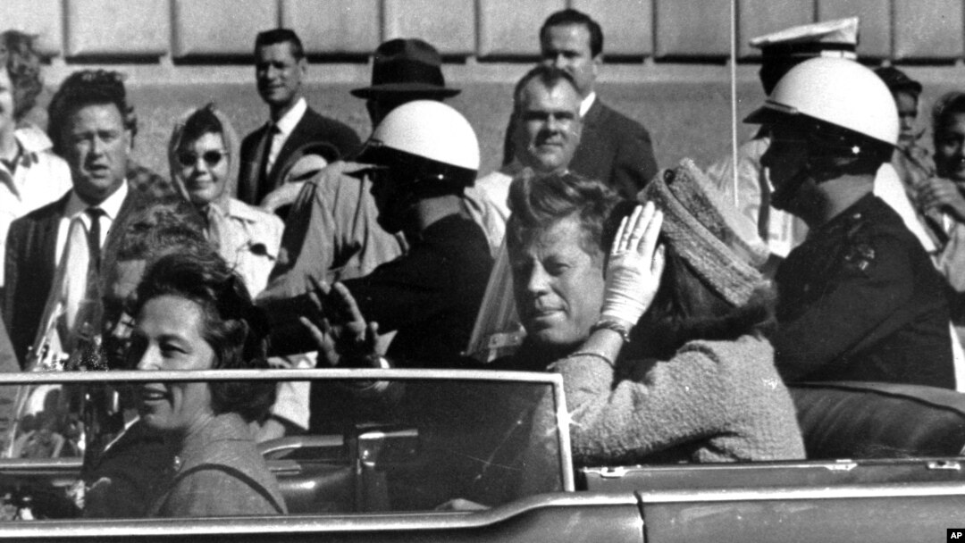 El presidente John F. Kennedy en una caravana junto a la primera dama Jacqueline Kennedy, momentos antes de ser asesinado en Dallas.