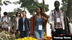 지난 16일 한국개발연구원(KDI) 국제정책대학원 외국인 유학생들이 대전 유성구 유림공원에 전시된 국화를 감상하고 있다.