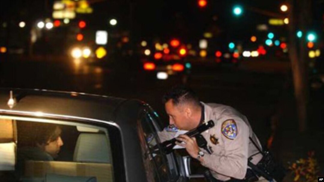 Dan sanda yana aikinsa a birnin Los Angeles dake Jihar California, Amurka