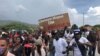 Manifestan nan Titanyen nan komin Kabare pran lari pou mande liberasyon misyone Ameriken gang 400 Mawozo kidnape Samdi pase a. (Foto: Matiado Vilme)